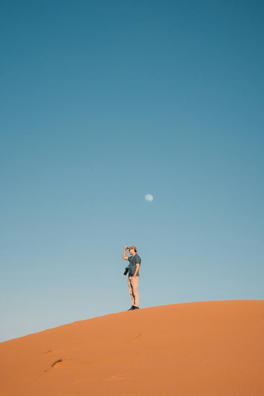 盯着拾荒老人不放,是怜悯?还是想遮羞?